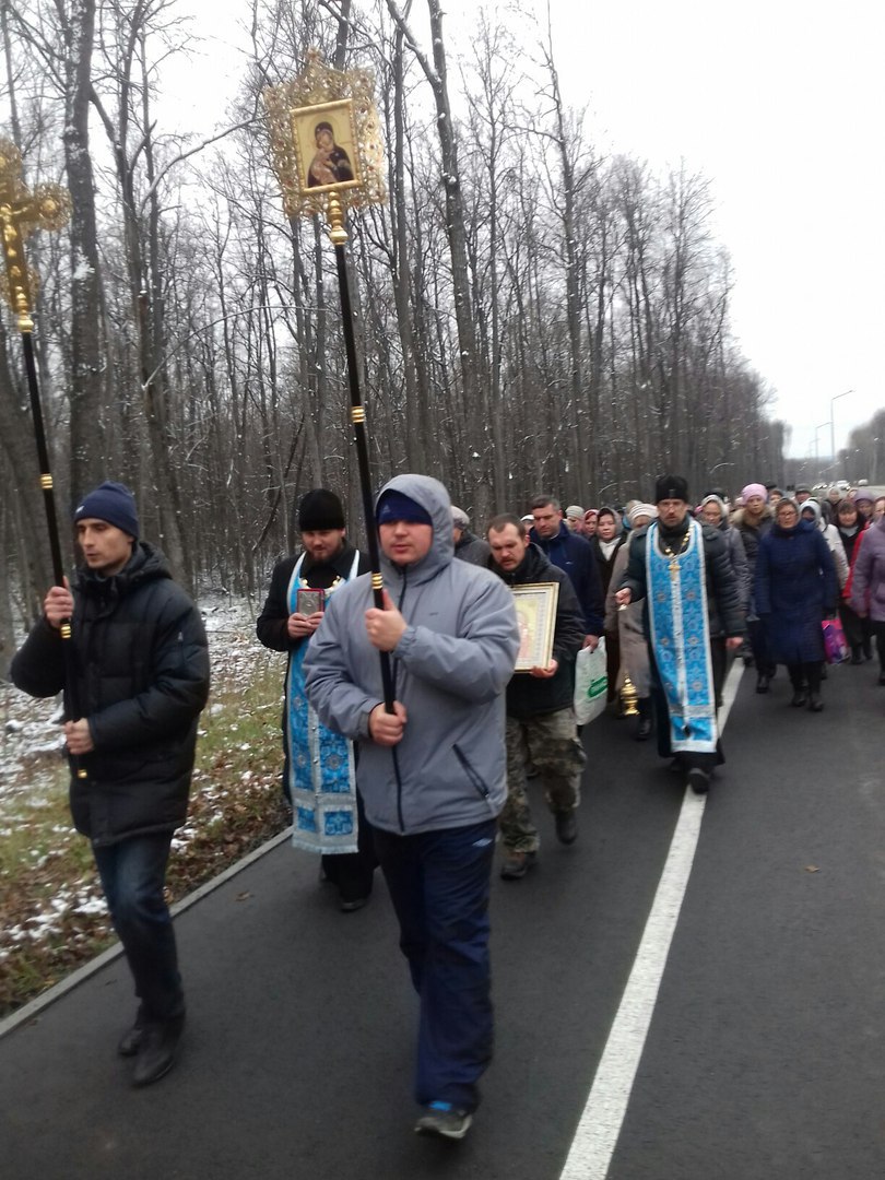 Крестный ход на источник Пресвятой Богородицы в Престольный праздник Казанского храма